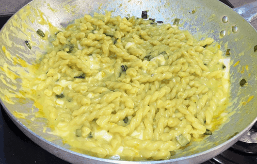 Pasta con zucchine, zafferano e stracchino