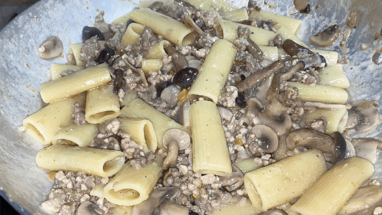 Rigatoni macinato, funghi pioppini e champignon