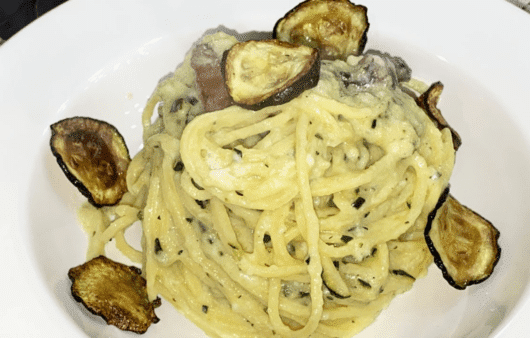 Spaghetti alla chitarra con crema di zucchine, fonduta di asiago e guanciale croccante