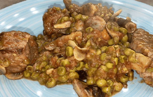 Spezzatino di vitello con funghi e piselli