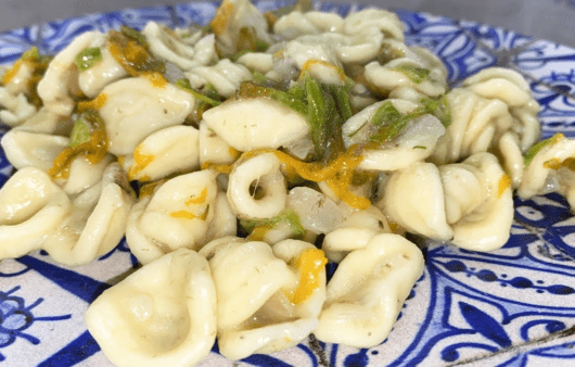 Orecchiette burro, acciughe e fiori di zucca