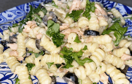 Pasta salmone affumicato, rucola, olive e Philadelphia
