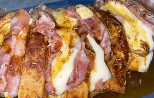 Petto di pollo in padella a fisarmonica ripieno di pancetta e formaggio