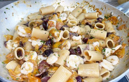 Pasta gamberi, olive e pomodorini gialli