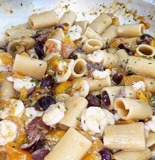 Pasta gamberi, olive e pomodorini gialli