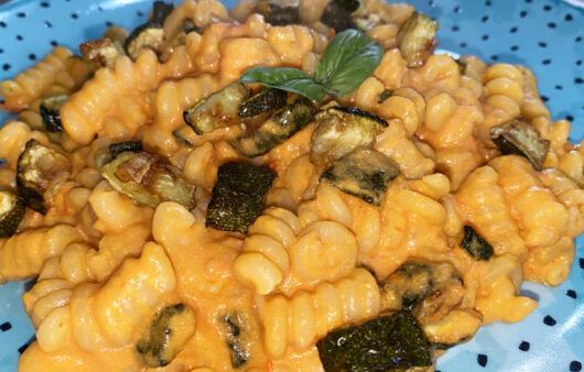 Pasta zucchine, pomodorini e Philadelphia