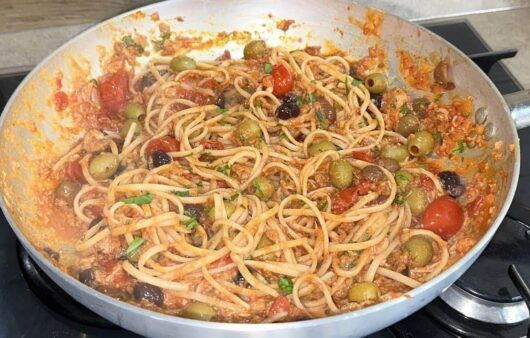 Linguine tonno, olive e pomodorini