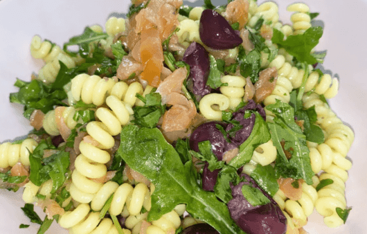 Pasta fredda salmone affumicato, rucola e olive