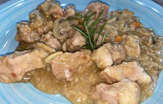 Spezzatino di maiale alla birra con funghi