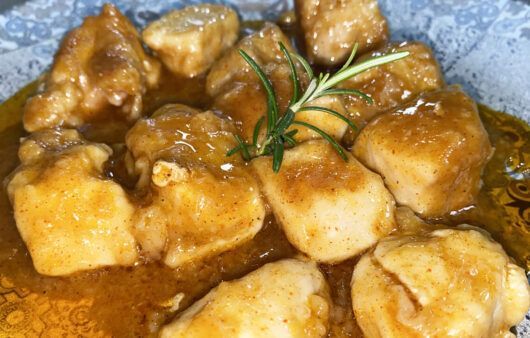 Bocconcini di pollo alla birra e paprika in padella