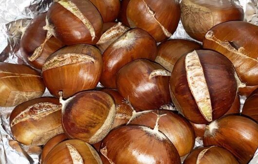 Castagne al cartoccio che si sbucciano velocemente