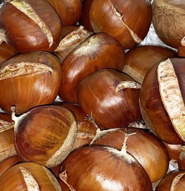 Castagne al cartoccio che si sbucciano velocemente