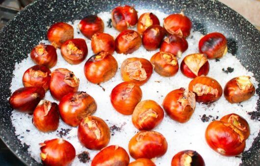 Castagne in padella senza buchi col trucco del sale grosso