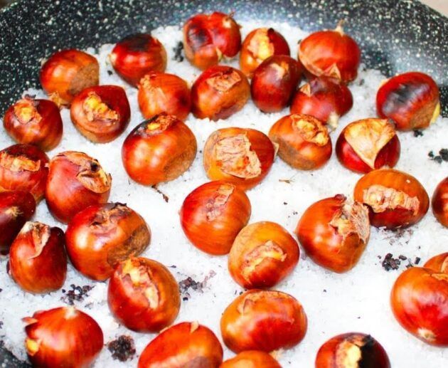 Castagne in padella senza buchi col trucco del sale grosso