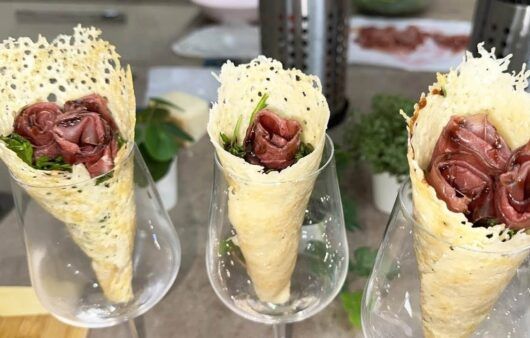 Cestini di parmigiano a forma di cono farciti con rucola e bresaola