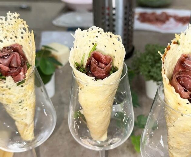 Cestini di parmigiano a forma di cono farciti con rucola e bresaola