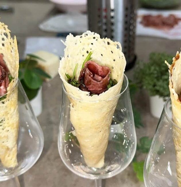 Cestini di parmigiano a forma di cono farciti con rucola e bresaola