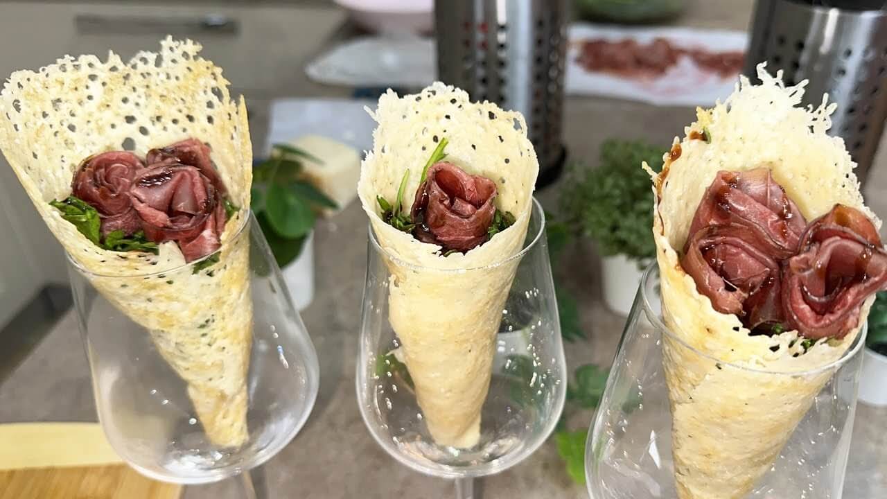 Cestini di parmigiano a forma di cono farciti con rucola e bresaola