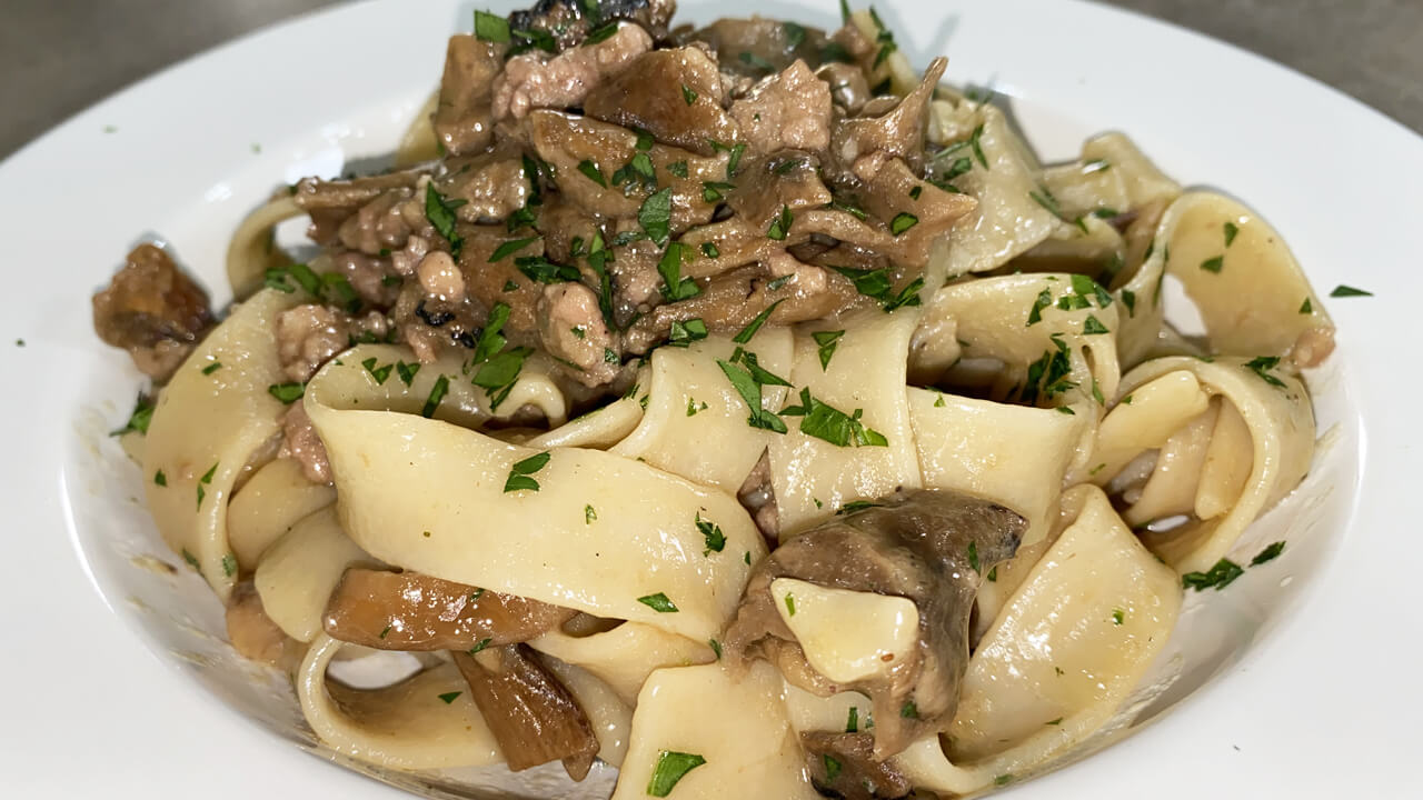 Pappardelle porcini, tartufo e salsiccia