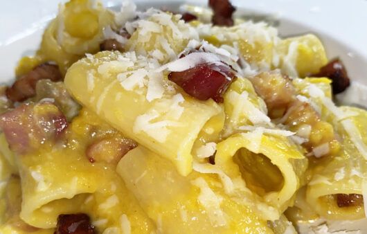 Pasta crema di peperoni, pancetta e pecorino