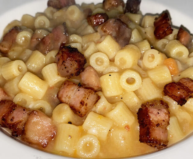 Pasta e patate cremosa con pancetta