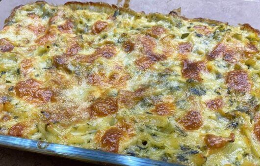 Pasta e patate al forno con spinaci e scamorza 