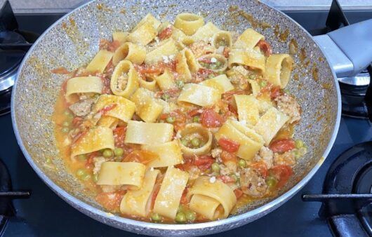 Pasta salsiccia, piselli e pomodorini
