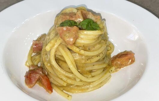Spaghetti pomodorini e pesto genovese