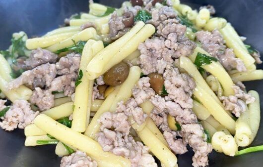 Caserecce con salsiccia, olive e rucola