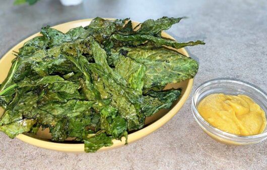 Chips di cavolo nero con maionese di ceci e carote