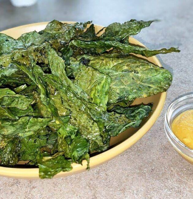 Chips di cavolo nero con maionese di ceci e carote