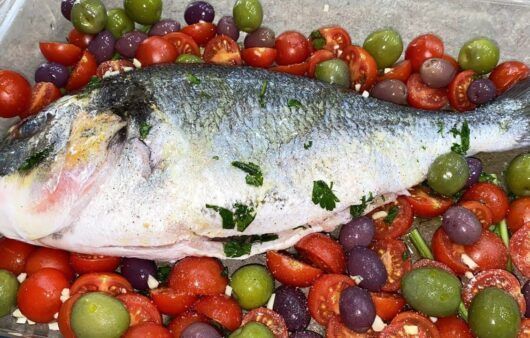 Orata al forno con olive e pomodorini