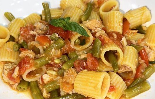 Pasta al tonno con fagiolini e pomodorini
