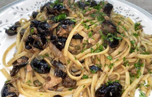 Pasta tonno e olive secche
