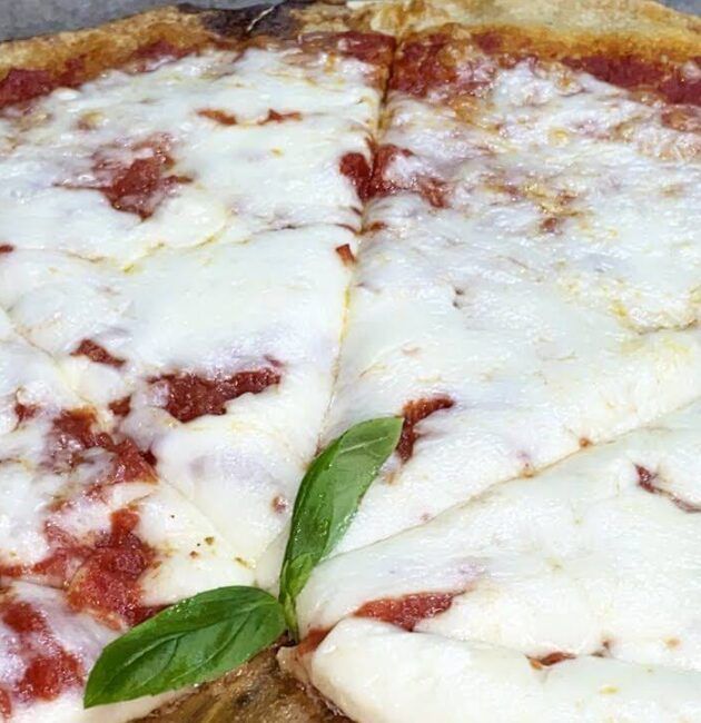 Pizza fatta in casa in teglia morbida e sottile
