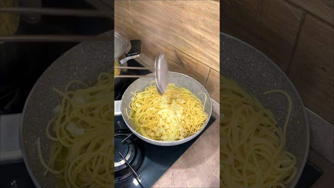 Spaghetti aglio, olio e peperoncino con patata bollita