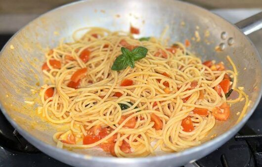 Spaghetti aglio, olio e pomodorini