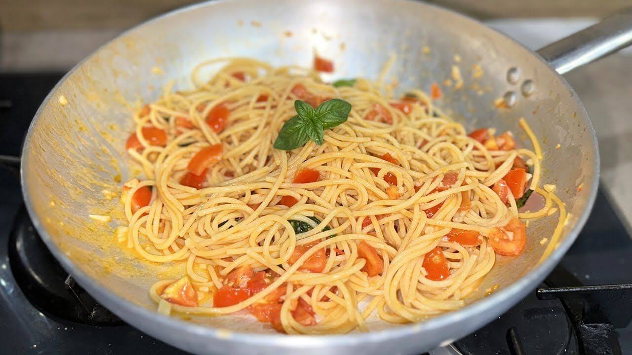 Spaghetti aglio, olio e pomodorini