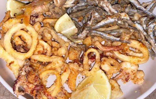 Frittura di pesce: calamari, alici e triglie