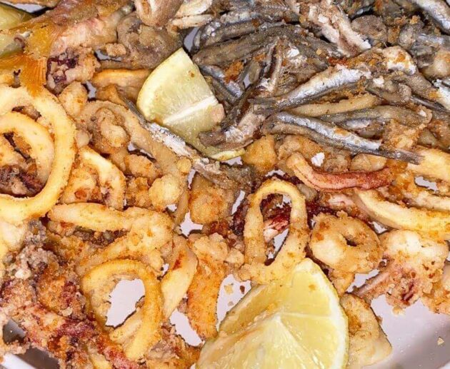 Frittura di pesce: calamari, alici e triglie