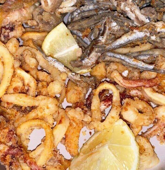 Frittura di pesce: calamari, alici e triglie