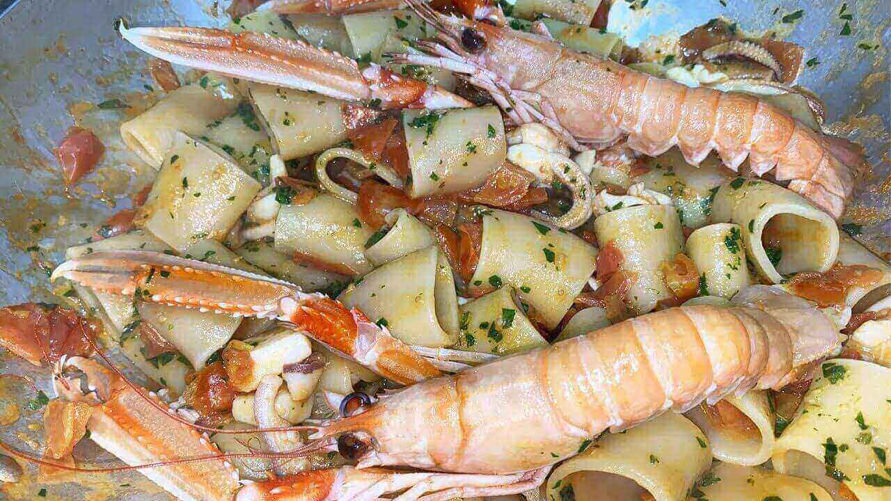 Mezzi paccheri scampi, seppia e pomodorini