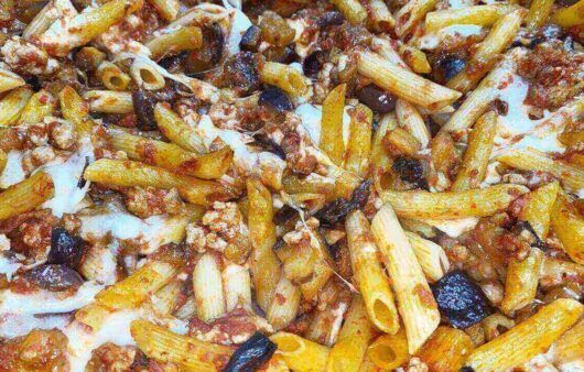 Pasta al forno melanzane, olive e salsiccia