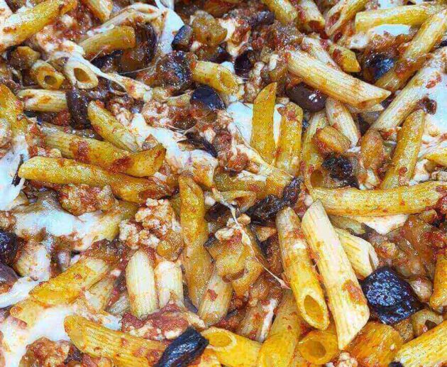 Pasta al forno melanzane, olive e salsiccia
