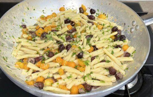 Pasta burro e acciughe con pomodorini gialli e limone