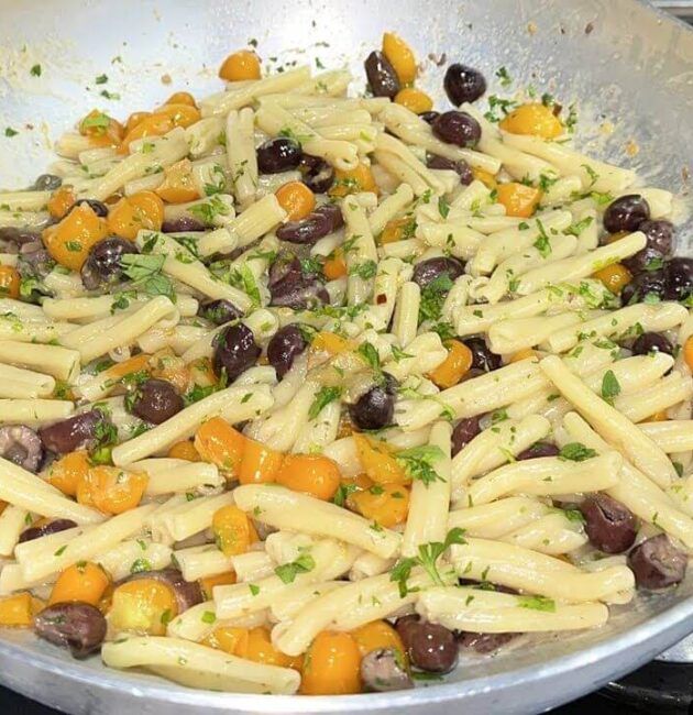 Pasta burro e acciughe con pomodorini gialli e limone