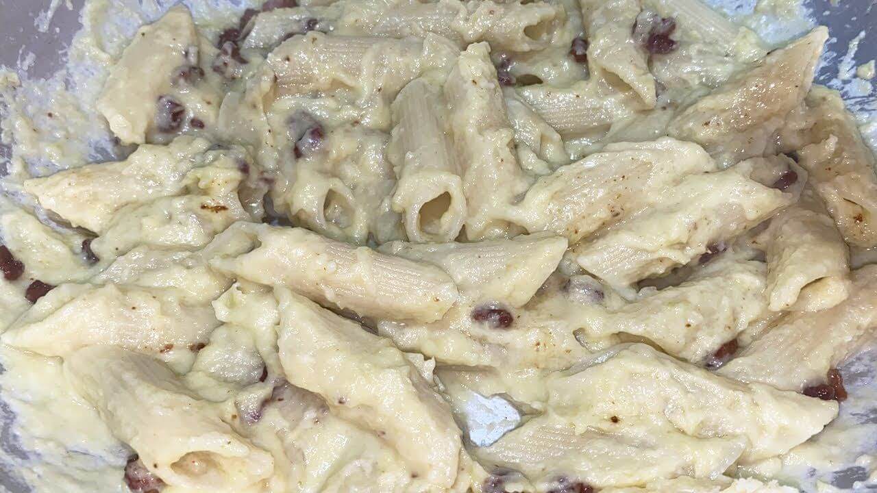 Pasta crema di verza e pancetta croccante