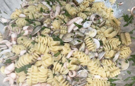 Pasta rucola, moscardini e lupini