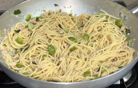 Spaghetti al tonno con burro e basilico