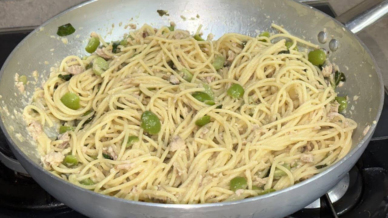Spaghetti al tonno con burro e basilico
